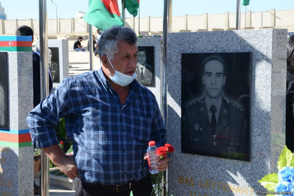 Azərbaycan xalqı qəhrəman şəhidlərini yad edir (FOTO)