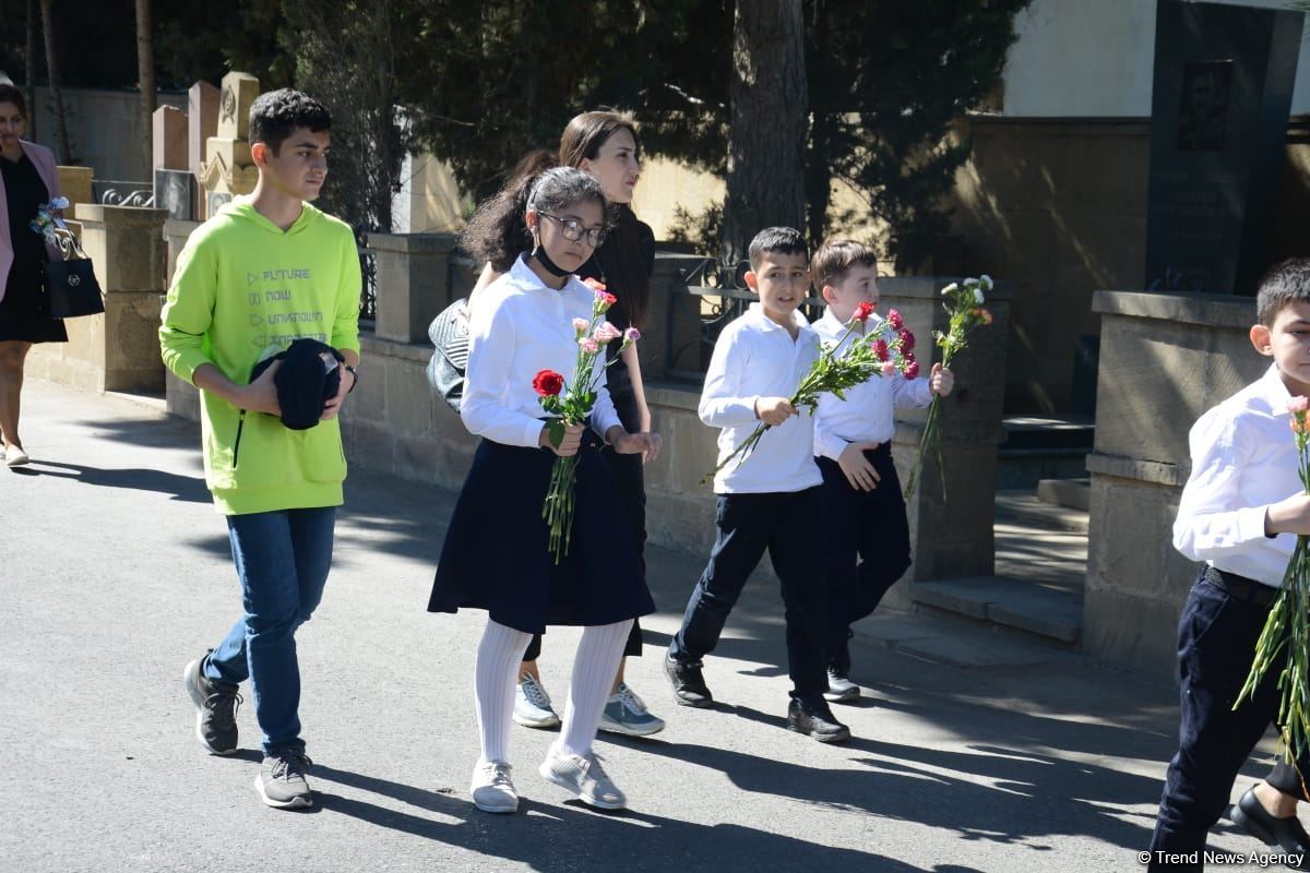 Azərbaycan xalqı qəhrəman şəhidlərini yad edir (FOTO)