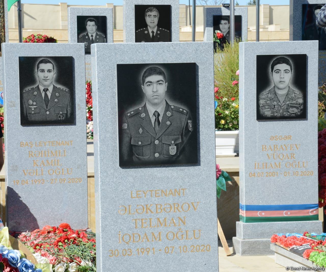 Azərbaycan xalqı qəhrəman şəhidlərini yad edir (FOTO)