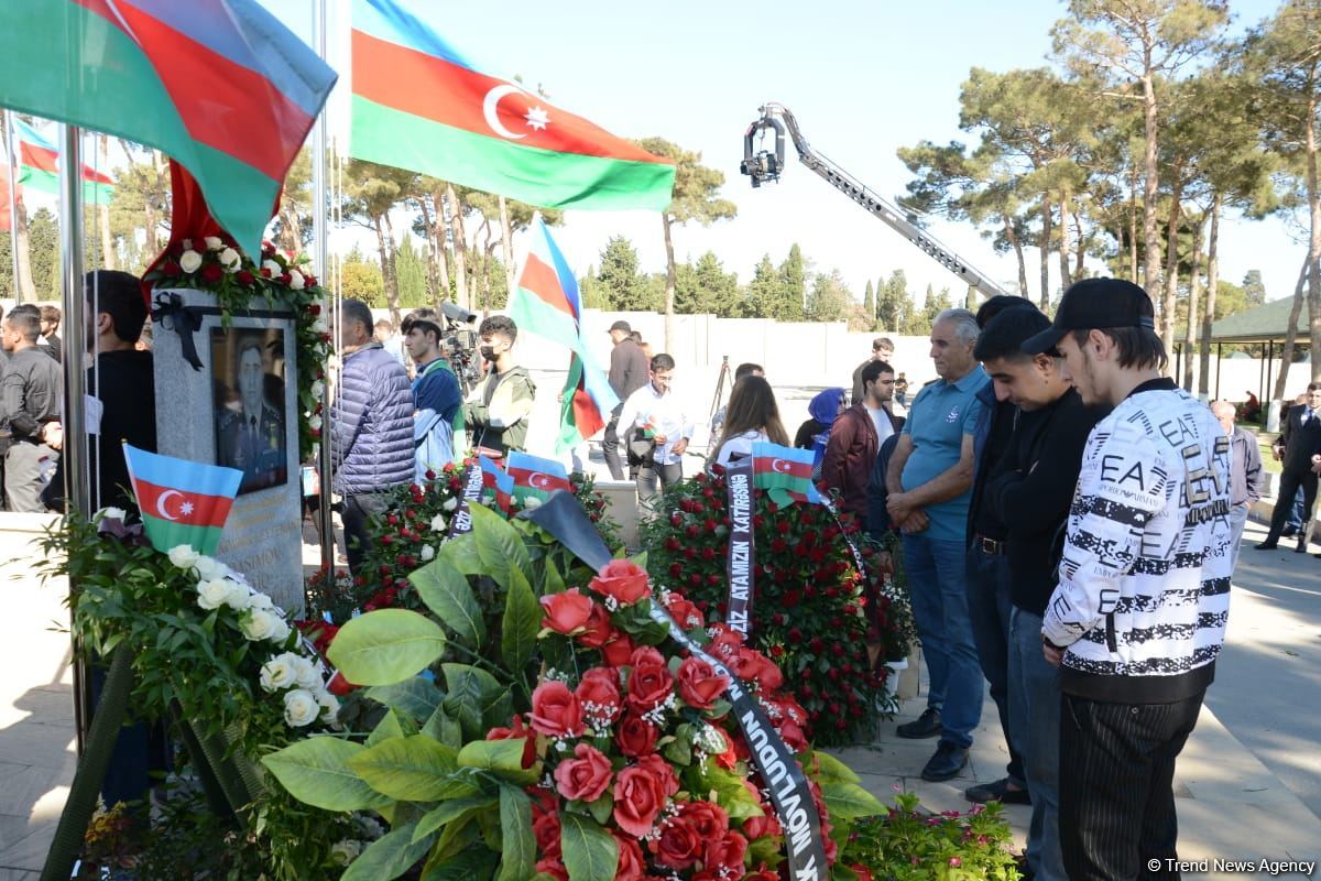Azərbaycan xalqı qəhrəman şəhidlərini yad edir (FOTO)