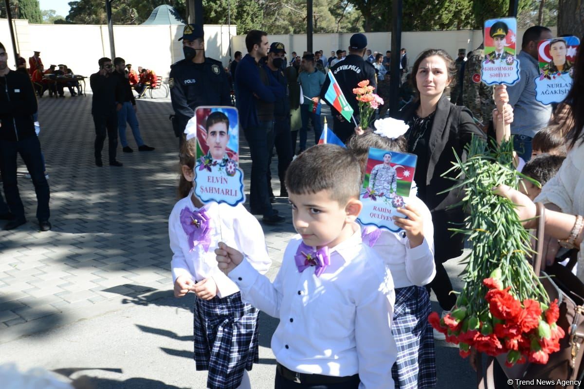 Azərbaycan xalqı qəhrəman şəhidlərini yad edir (FOTO)