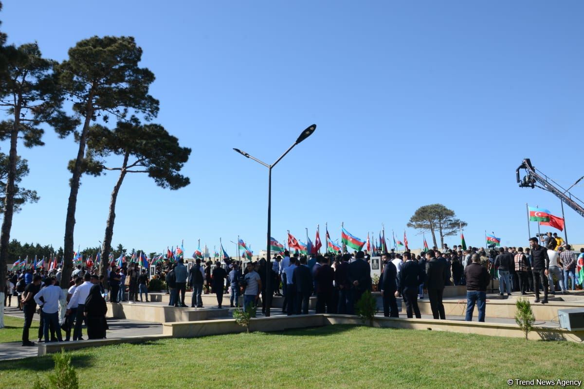Azərbaycan xalqı qəhrəman şəhidlərini yad edir (FOTO)