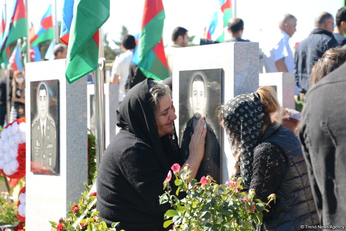 Azərbaycan xalqı qəhrəman şəhidlərini yad edir (FOTO)