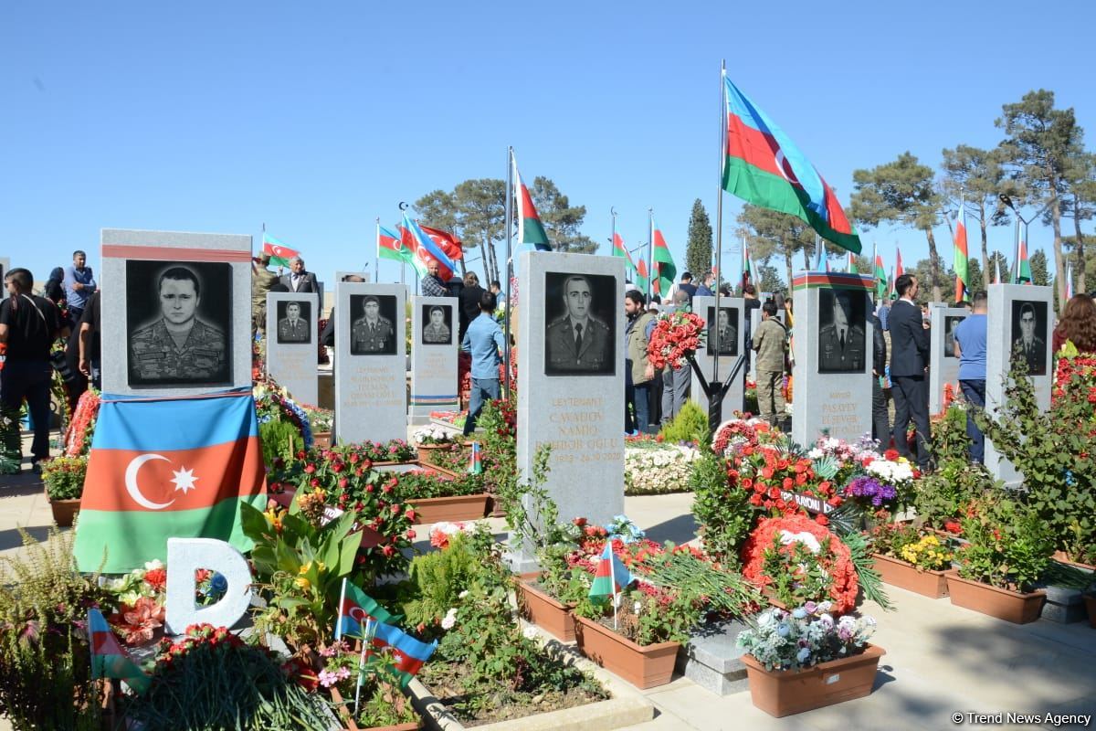 Azərbaycan xalqı qəhrəman şəhidlərini yad edir (FOTO)