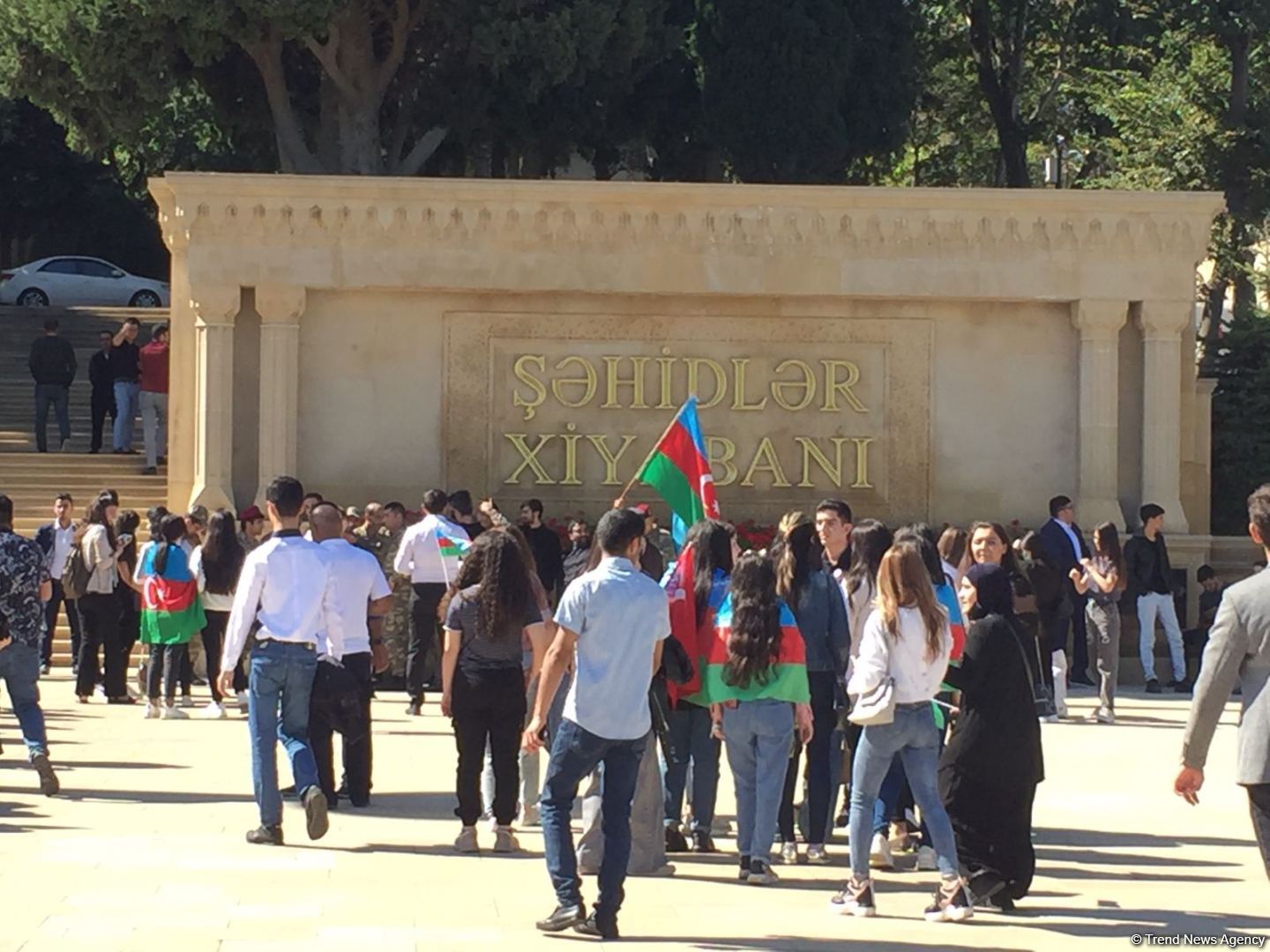 Azərbaycan xalqı qəhrəman şəhidlərini yad edir (FOTO)