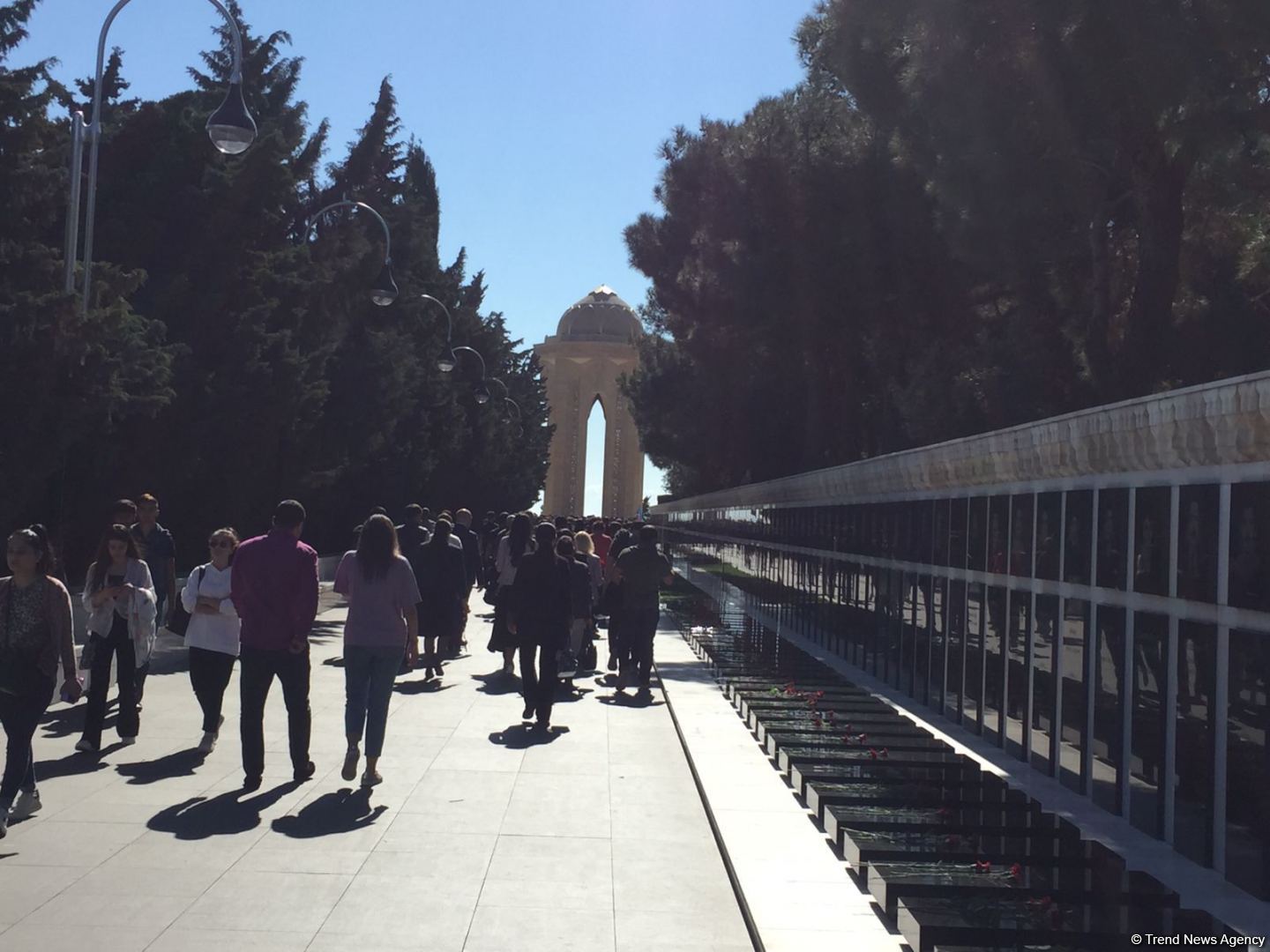 Azərbaycan xalqı qəhrəman şəhidlərini yad edir (FOTO)