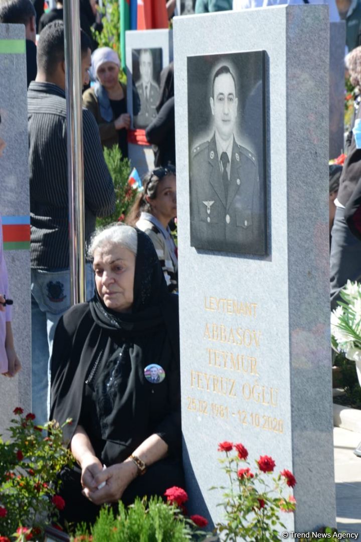 Azərbaycan xalqı qəhrəman şəhidlərini yad edir (FOTO)