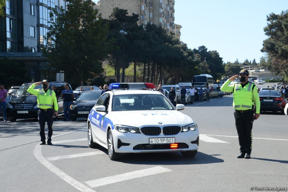 Vətən Müharibəsi şəhidlərinin xatirəsi bütün ölkə ərazisində bir dəqiqəlik sükutla yad edilib (FOTO/VİDEO)