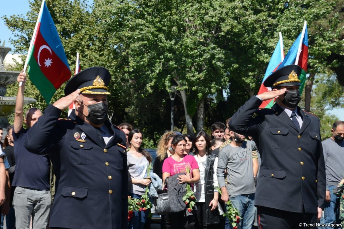 Vətən Müharibəsi şəhidlərinin xatirəsi bütün ölkə ərazisində bir dəqiqəlik sükutla yad edilib (FOTO/VİDEO)
