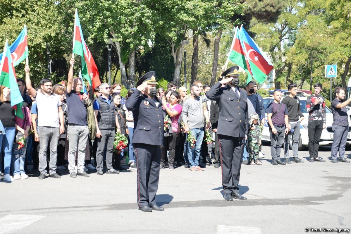 Vətən Müharibəsi şəhidlərinin xatirəsi bütün ölkə ərazisində bir dəqiqəlik sükutla yad edilib (FOTO/VİDEO)