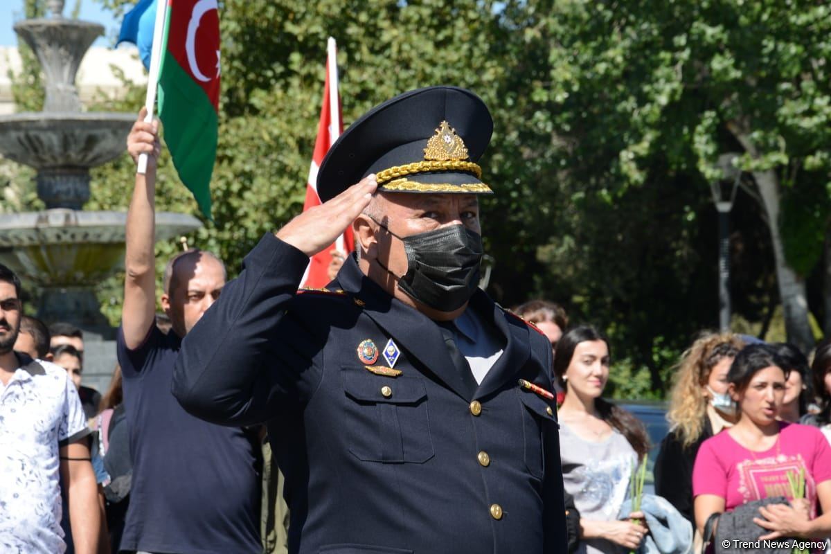 Vətən Müharibəsi şəhidlərinin xatirəsi bütün ölkə ərazisində bir dəqiqəlik sükutla yad edilib (FOTO/VİDEO)
