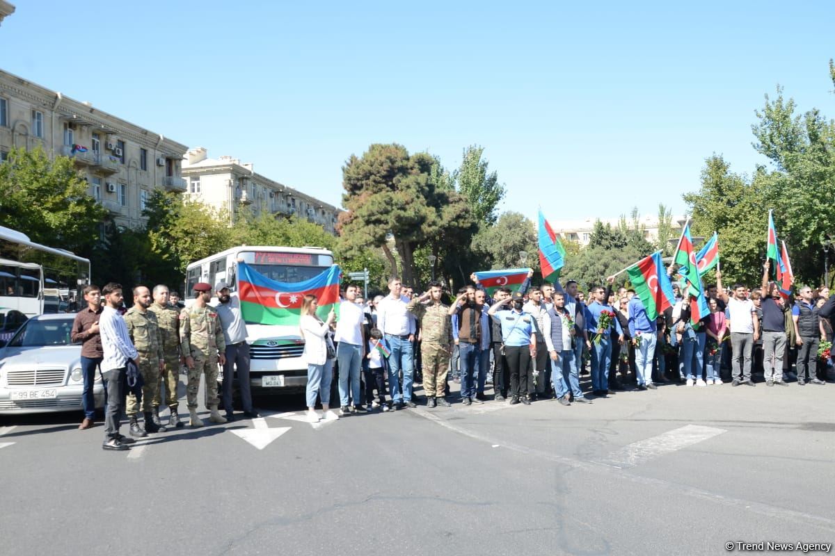 Vətən Müharibəsi şəhidlərinin xatirəsi bütün ölkə ərazisində bir dəqiqəlik sükutla yad edilib (FOTO/VİDEO)