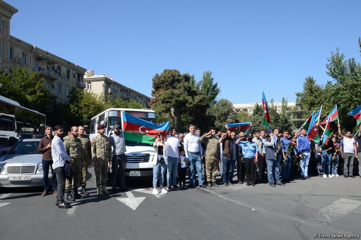 Vətən Müharibəsi şəhidlərinin xatirəsi bütün ölkə ərazisində bir dəqiqəlik sükutla yad edilib (FOTO/VİDEO)