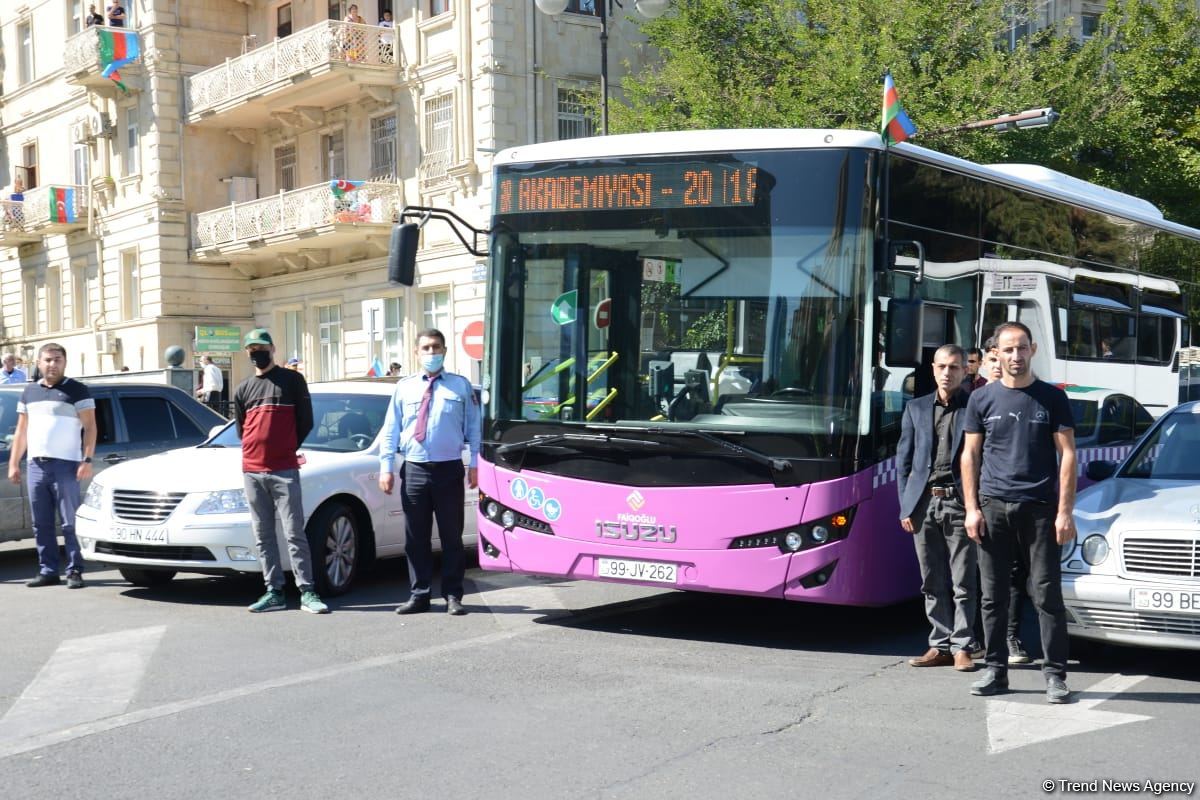 Vətən Müharibəsi şəhidlərinin xatirəsi bütün ölkə ərazisində bir dəqiqəlik sükutla yad edilib (FOTO/VİDEO)