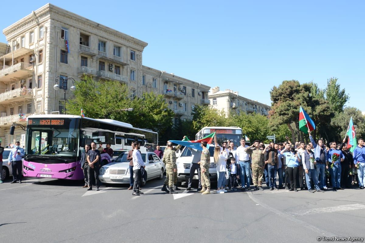 Vətən Müharibəsi şəhidlərinin xatirəsi bütün ölkə ərazisində bir dəqiqəlik sükutla yad edilib (FOTO/VİDEO)