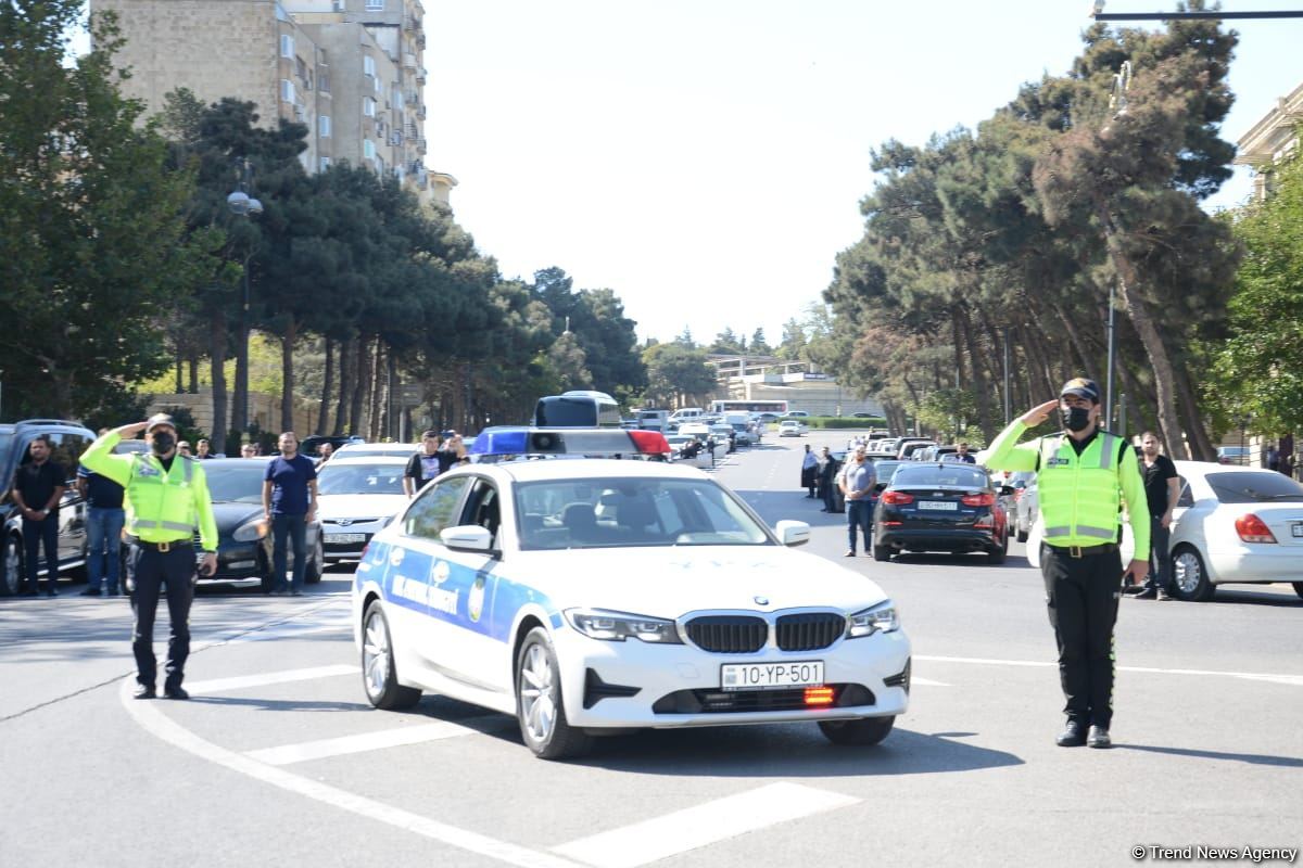 Vətən Müharibəsi şəhidlərinin xatirəsi bütün ölkə ərazisində bir dəqiqəlik sükutla yad edilib (FOTO/VİDEO)
