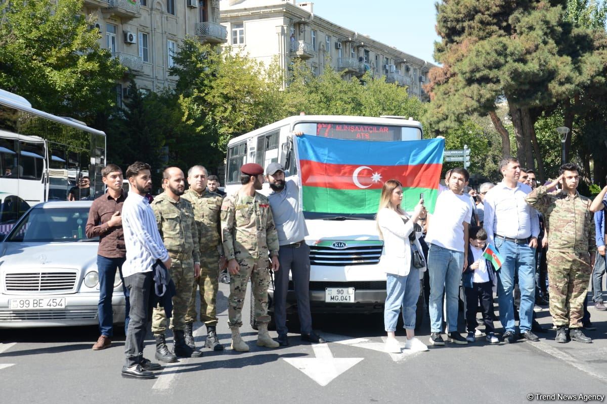Vətən Müharibəsi şəhidlərinin xatirəsi bütün ölkə ərazisində bir dəqiqəlik sükutla yad edilib (FOTO/VİDEO)