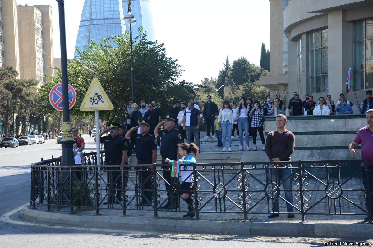 Vətən Müharibəsi şəhidlərinin xatirəsi bütün ölkə ərazisində bir dəqiqəlik sükutla yad edilib (FOTO/VİDEO)
