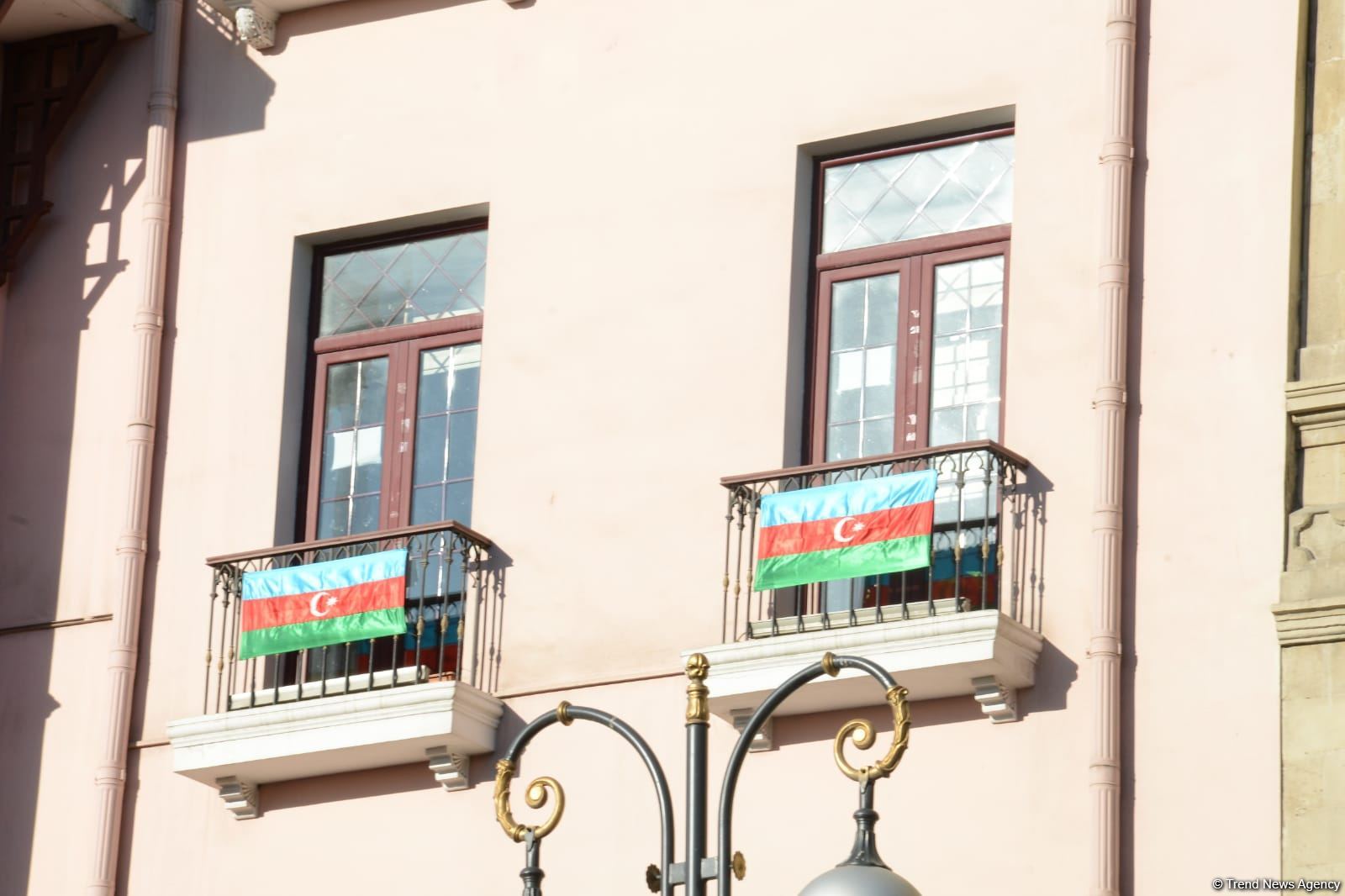 Üçrəngli bayrağımızla bəzənən Bakıda möhtəşəm görüntülər (FOTO)