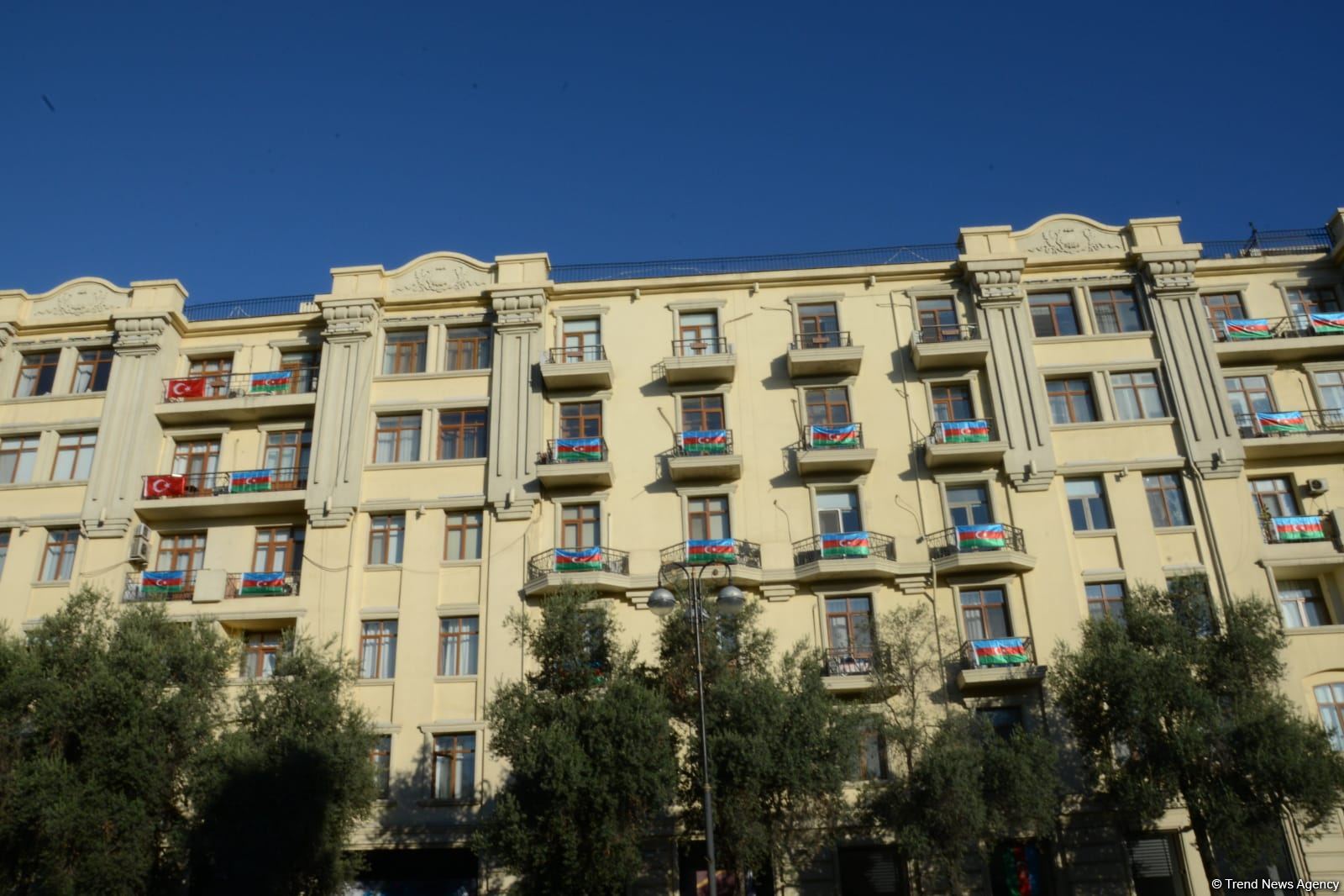 Üçrəngli bayrağımızla bəzənən Bakıda möhtəşəm görüntülər (FOTO)