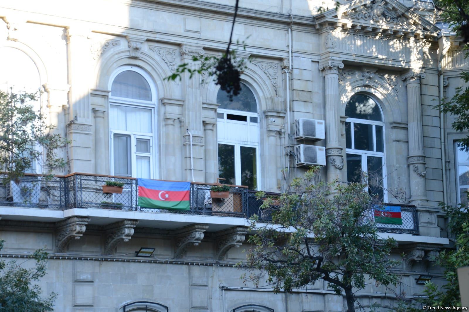 Üçrəngli bayrağımızla bəzənən Bakıda möhtəşəm görüntülər (FOTO)