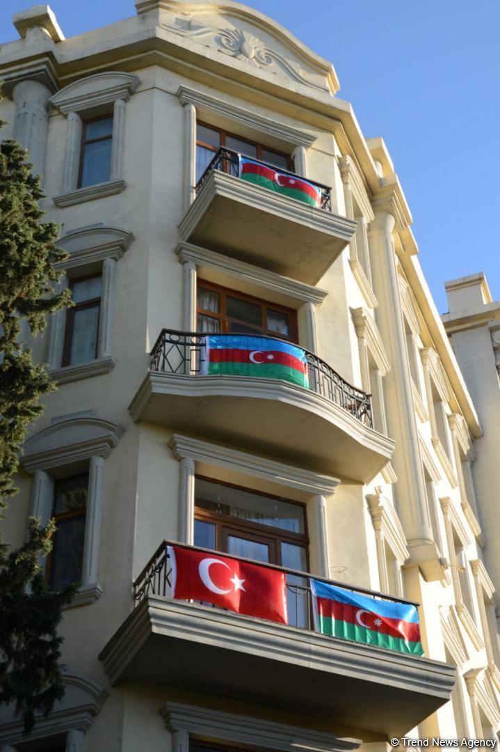Üçrəngli bayrağımızla bəzənən Bakıda möhtəşəm görüntülər (FOTO)