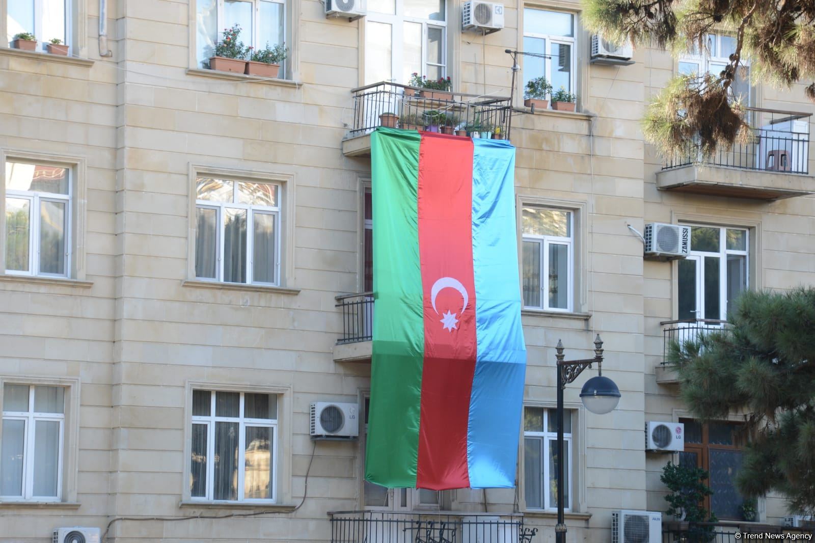 Üçrəngli bayrağımızla bəzənən Bakıda möhtəşəm görüntülər (FOTO)
