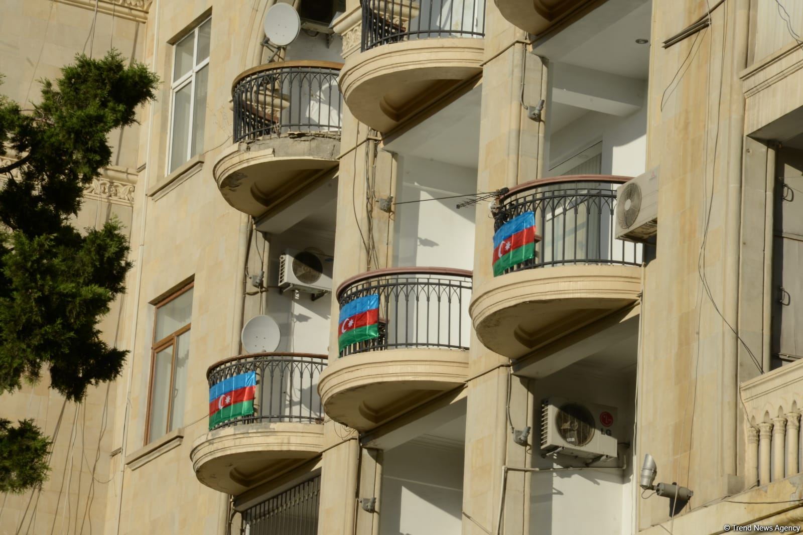 Üçrəngli bayrağımızla bəzənən Bakıda möhtəşəm görüntülər (FOTO)