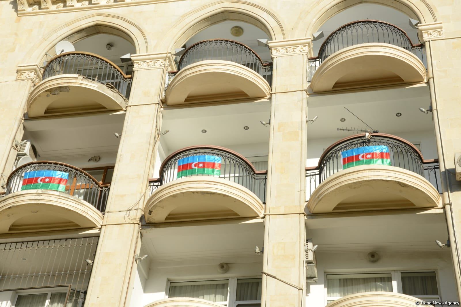 Üçrəngli bayrağımızla bəzənən Bakıda möhtəşəm görüntülər (FOTO)