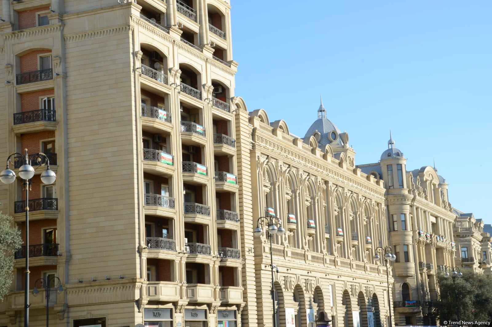 Üçrəngli bayrağımızla bəzənən Bakıda möhtəşəm görüntülər (FOTO)