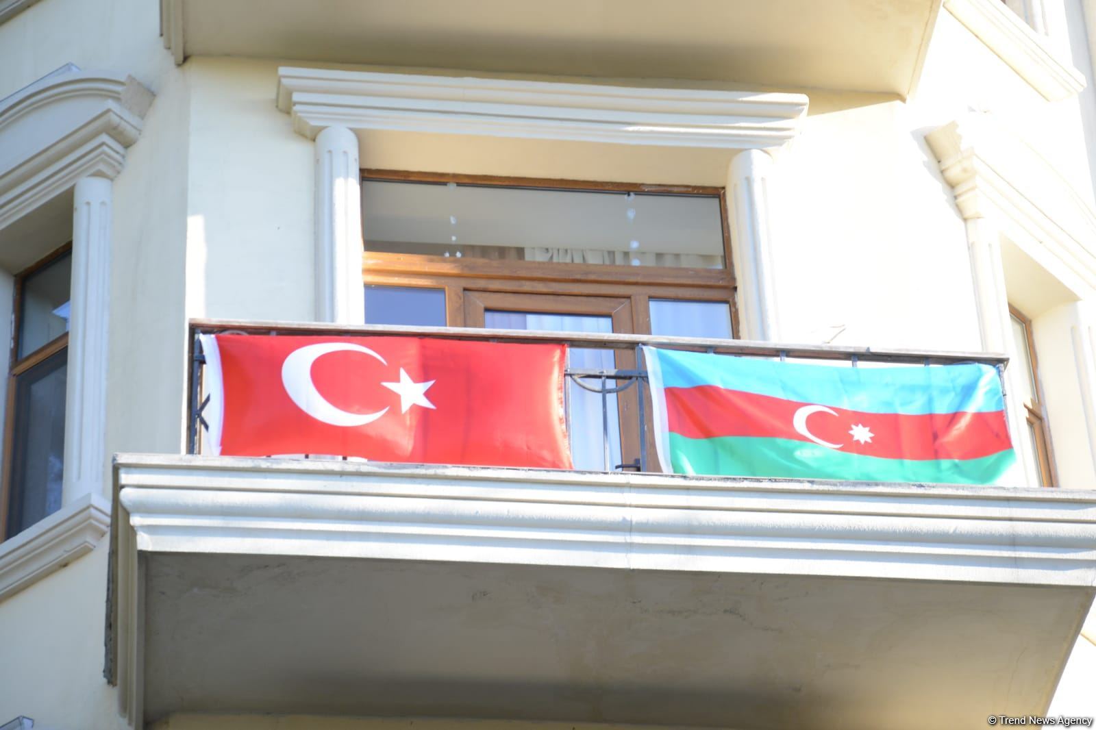 Üçrəngli bayrağımızla bəzənən Bakıda möhtəşəm görüntülər (FOTO)