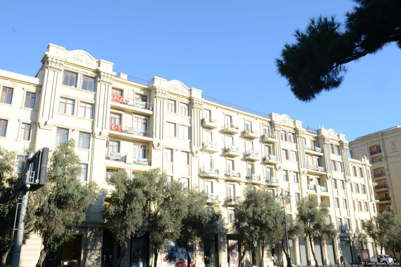 Üçrəngli bayrağımızla bəzənən Bakıda möhtəşəm görüntülər (FOTO)
