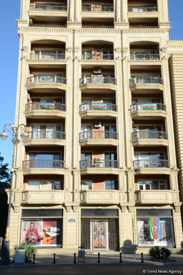 Üçrəngli bayrağımızla bəzənən Bakıda möhtəşəm görüntülər (FOTO)