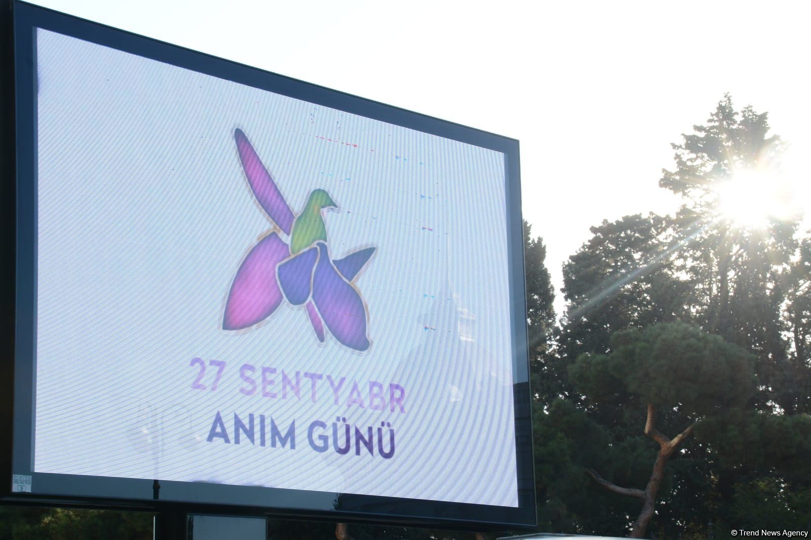 Üçrəngli bayrağımızla bəzənən Bakıda möhtəşəm görüntülər (FOTO)