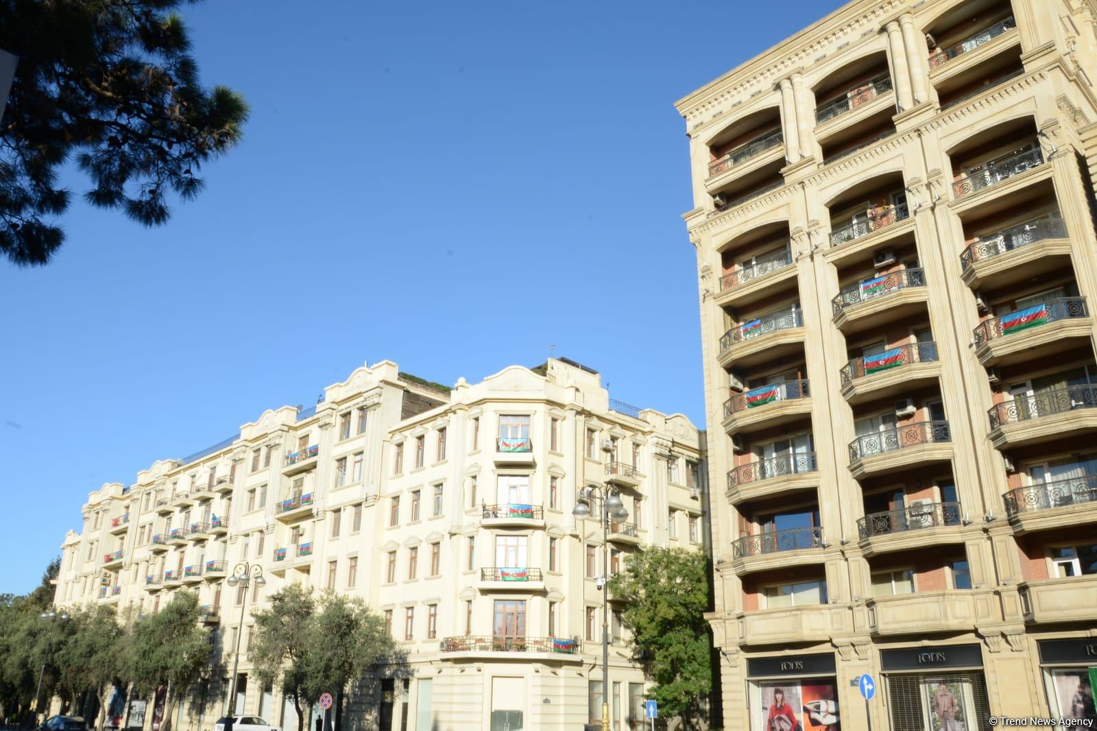 Üçrəngli bayrağımızla bəzənən Bakıda möhtəşəm görüntülər (FOTO)