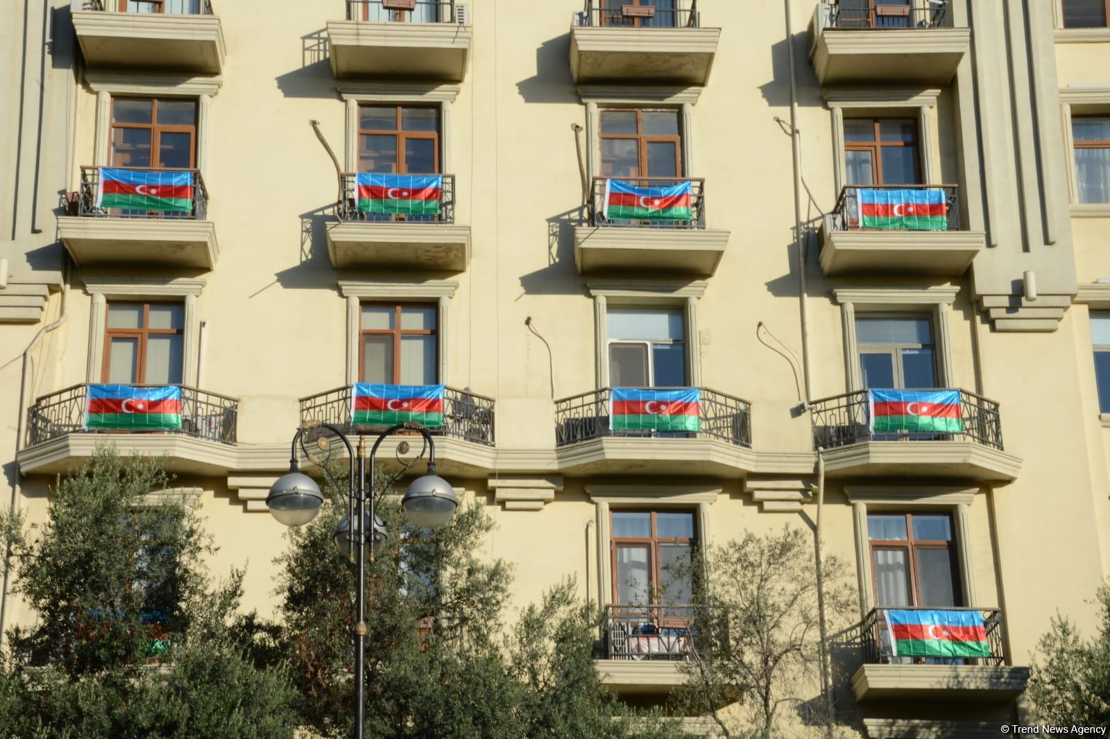 Üçrəngli bayrağımızla bəzənən Bakıda möhtəşəm görüntülər (FOTO)