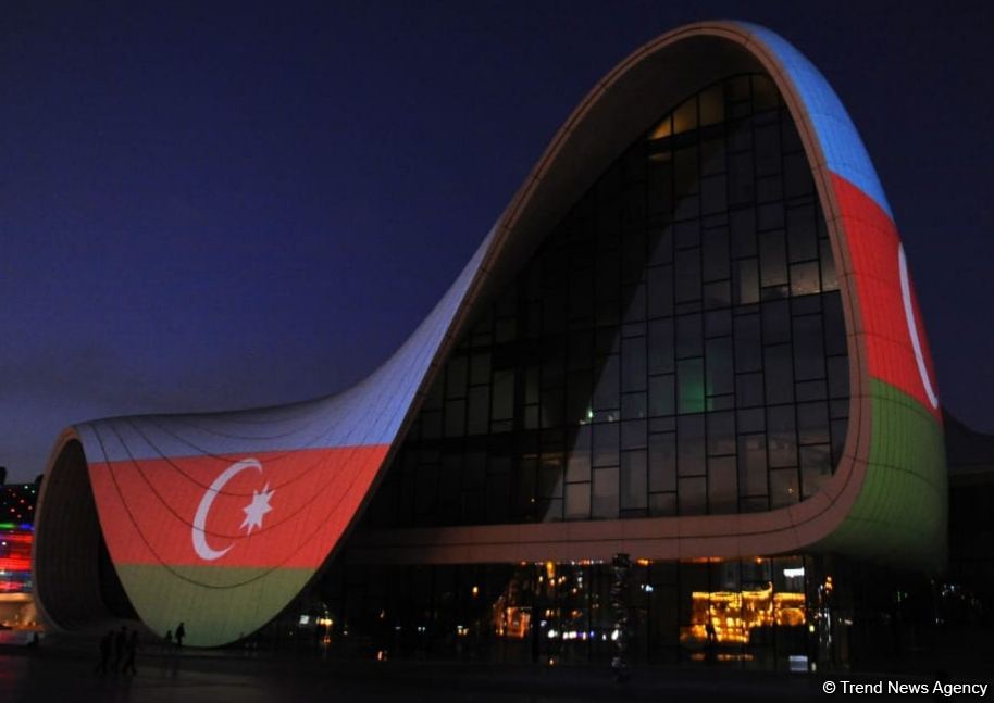 Heydər Əliyev Mərkəzi üzərində Azərbaycan bayrağı proyeksiya olunub (FOTO)