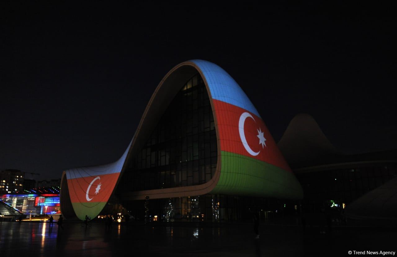 Heydər Əliyev Mərkəzi üzərində Azərbaycan bayrağı proyeksiya olunub (FOTO)