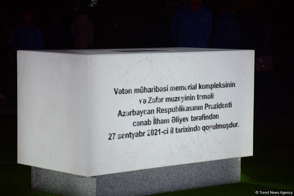 Vətən Müharibəsi Memorial Kompleksi ərazisində səmaya işıq fənərləri buraxılıb, Zəfər tağı simvolizə edilib (FOTO)