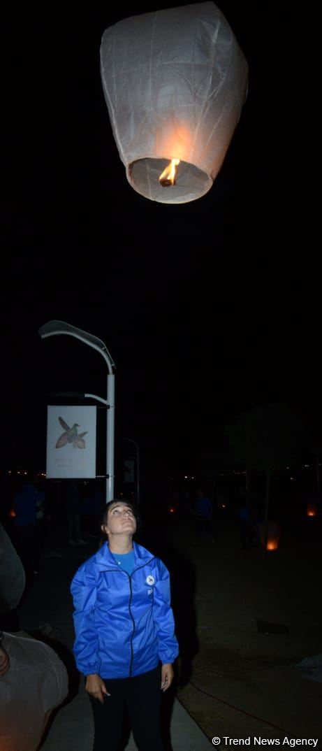 Vətən Müharibəsi Memorial Kompleksi ərazisində səmaya işıq fənərləri buraxılıb, Zəfər tağı simvolizə edilib (FOTO)