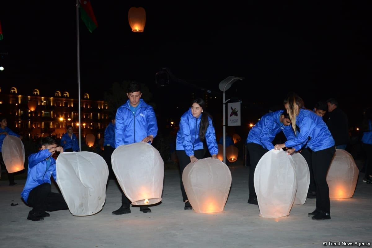 Vətən Müharibəsi Memorial Kompleksi ərazisində səmaya işıq fənərləri buraxılıb, Zəfər tağı simvolizə edilib (FOTO)
