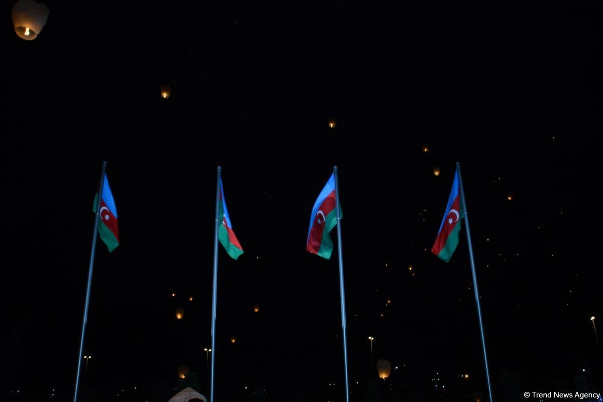 Vətən Müharibəsi Memorial Kompleksi ərazisində səmaya işıq fənərləri buraxılıb, Zəfər tağı simvolizə edilib (FOTO)