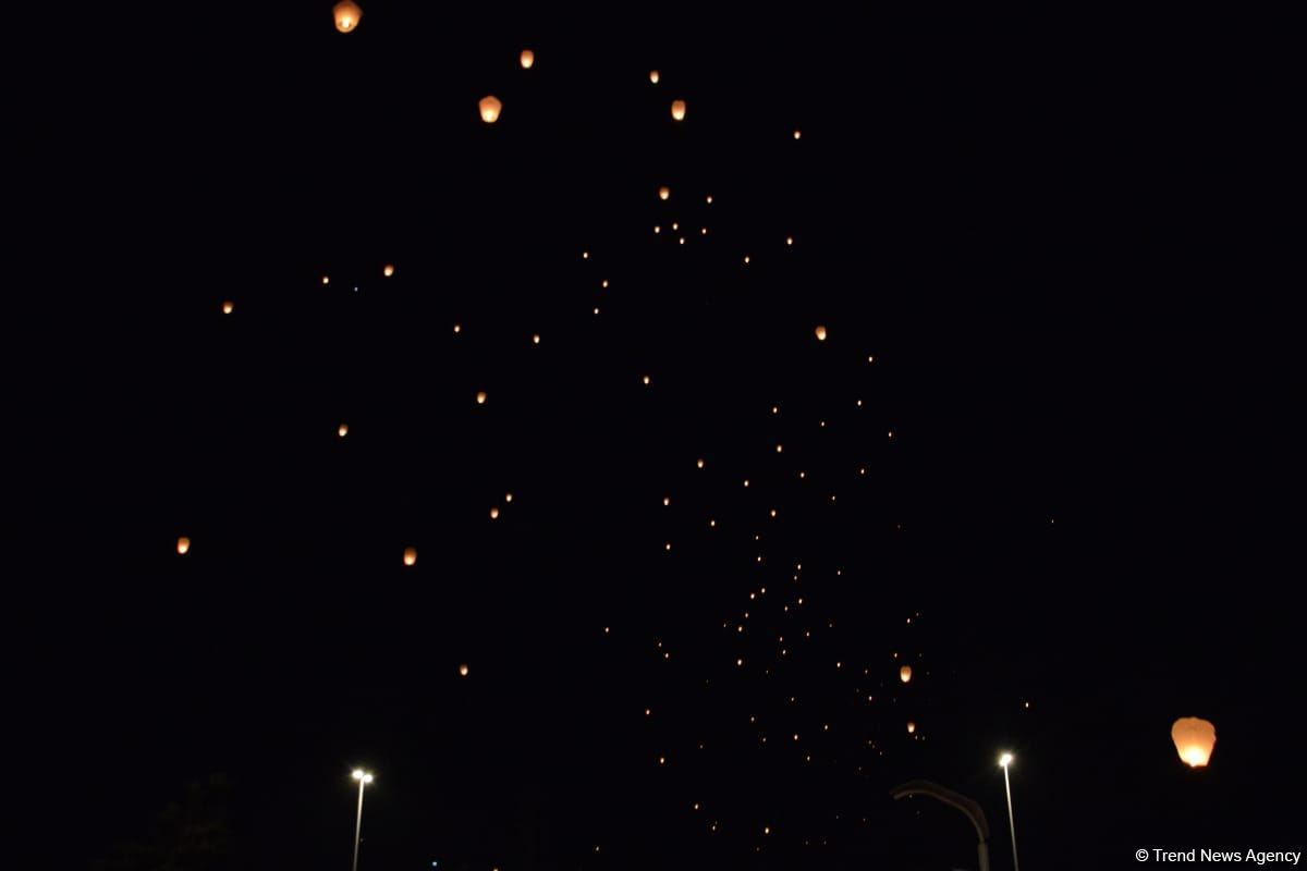 Vətən Müharibəsi Memorial Kompleksi ərazisində səmaya işıq fənərləri buraxılıb, Zəfər tağı simvolizə edilib (FOTO)