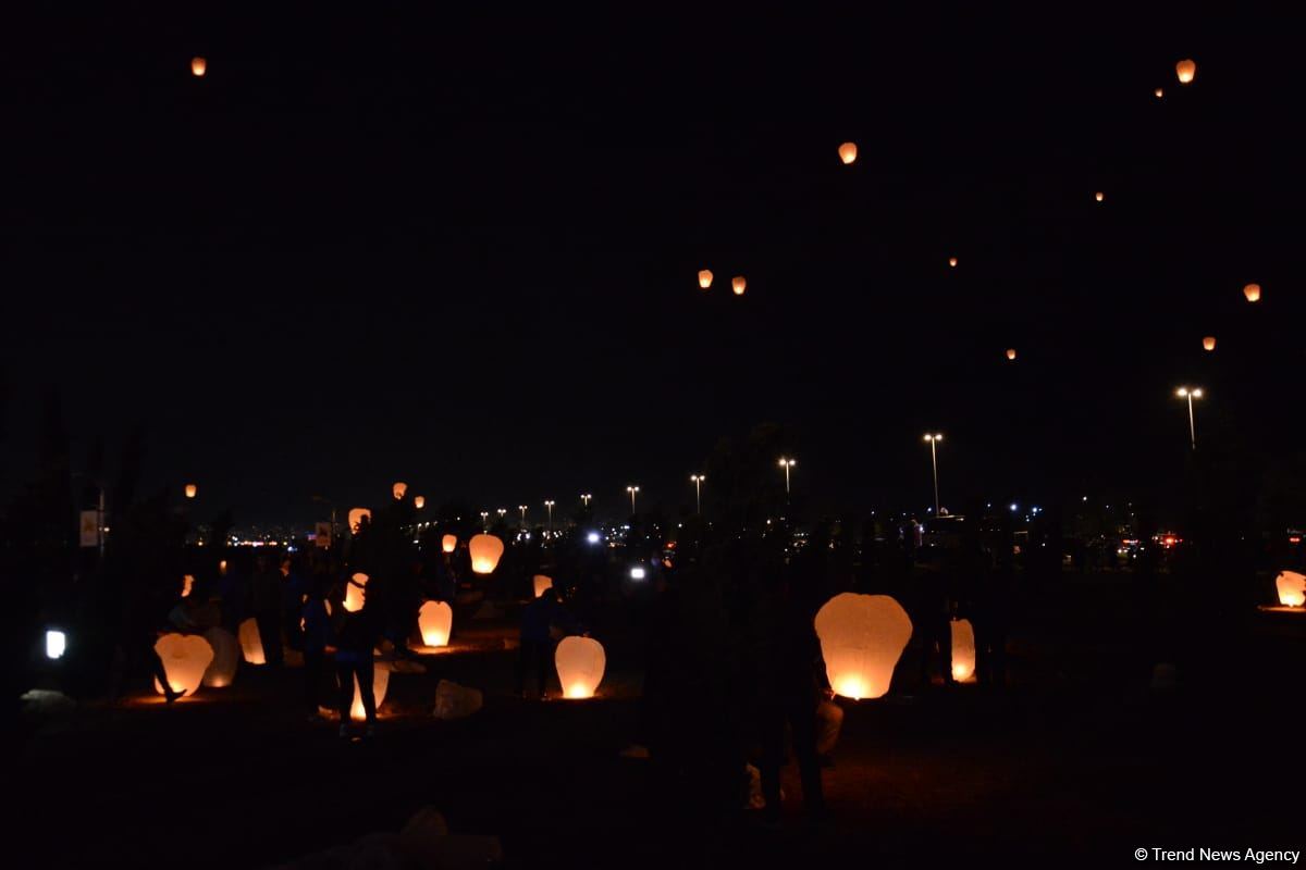 Vətən Müharibəsi Memorial Kompleksi ərazisində səmaya işıq fənərləri buraxılıb, Zəfər tağı simvolizə edilib (FOTO)
