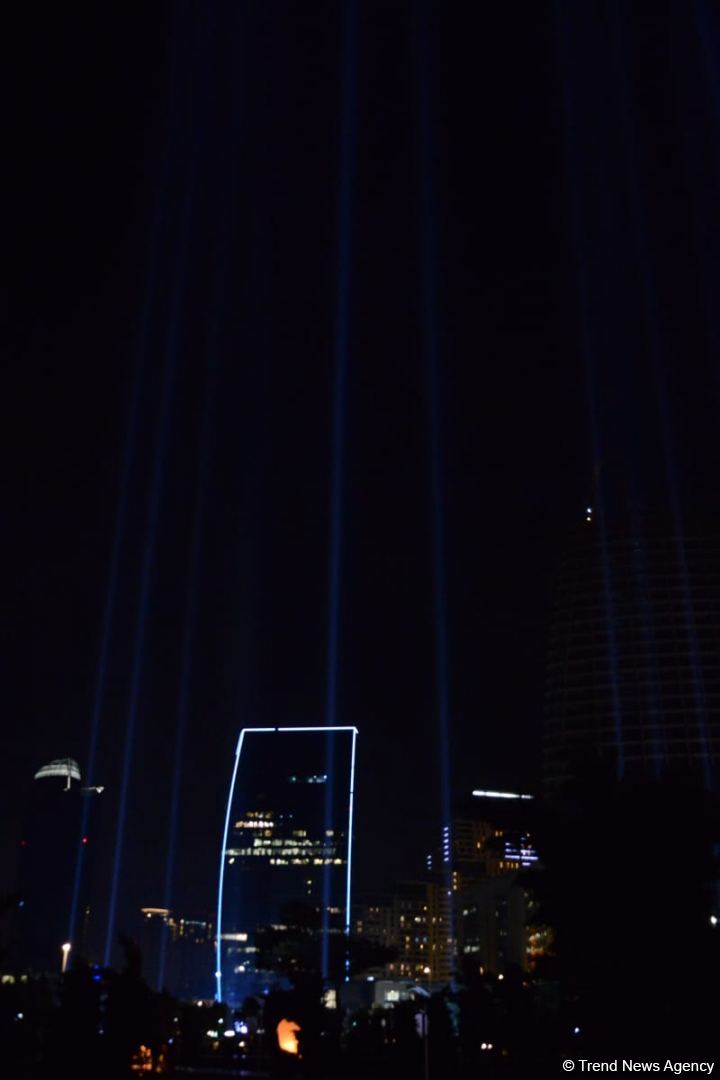 Vətən Müharibəsi Memorial Kompleksi ərazisində səmaya işıq fənərləri buraxılıb, Zəfər tağı simvolizə edilib (FOTO)