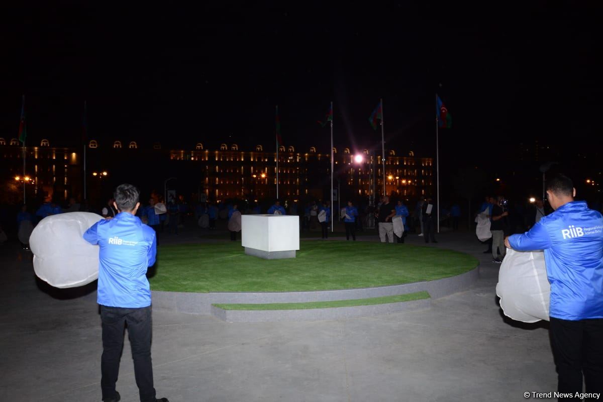 Vətən Müharibəsi Memorial Kompleksi ərazisində səmaya işıq fənərləri buraxılıb, Zəfər tağı simvolizə edilib (FOTO)
