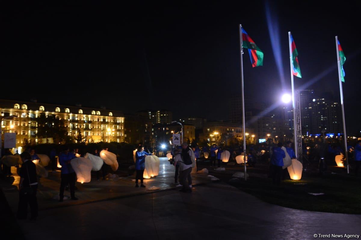 Vətən Müharibəsi Memorial Kompleksi ərazisində səmaya işıq fənərləri buraxılıb, Zəfər tağı simvolizə edilib (FOTO)