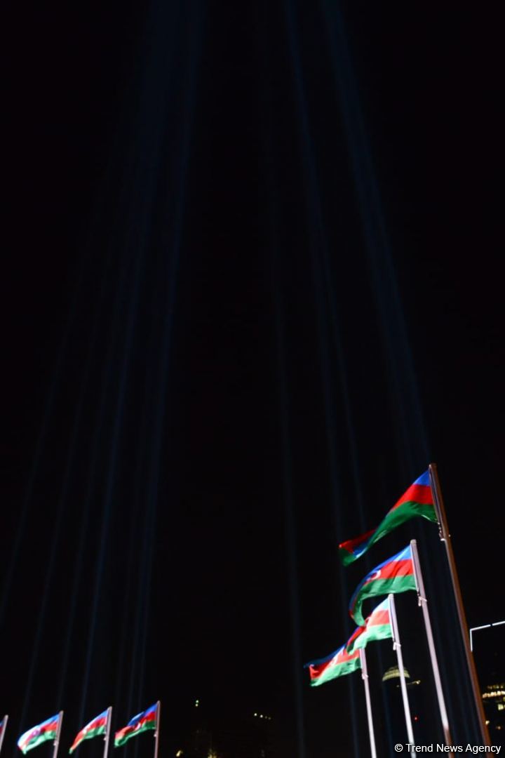 Vətən Müharibəsi Memorial Kompleksi ərazisində səmaya işıq fənərləri buraxılıb, Zəfər tağı simvolizə edilib (FOTO)