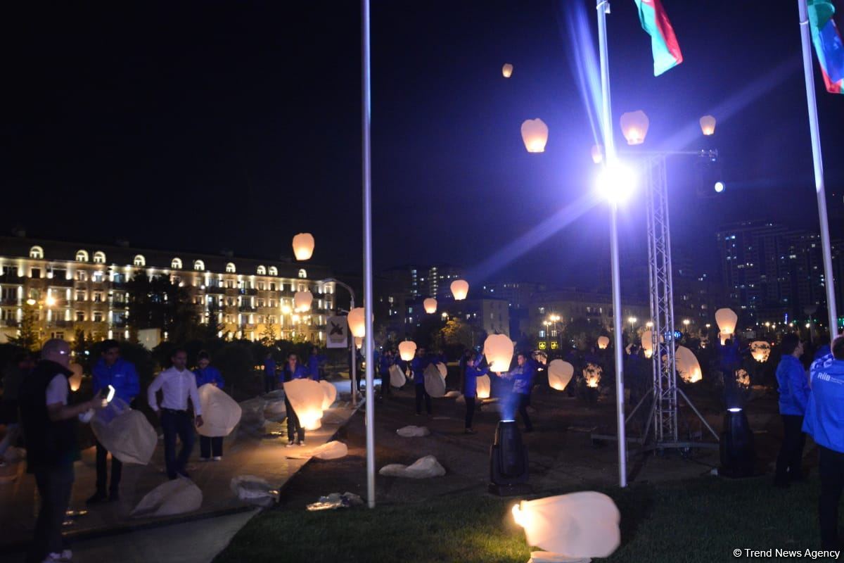 Vətən Müharibəsi Memorial Kompleksi ərazisində səmaya işıq fənərləri buraxılıb, Zəfər tağı simvolizə edilib (FOTO)