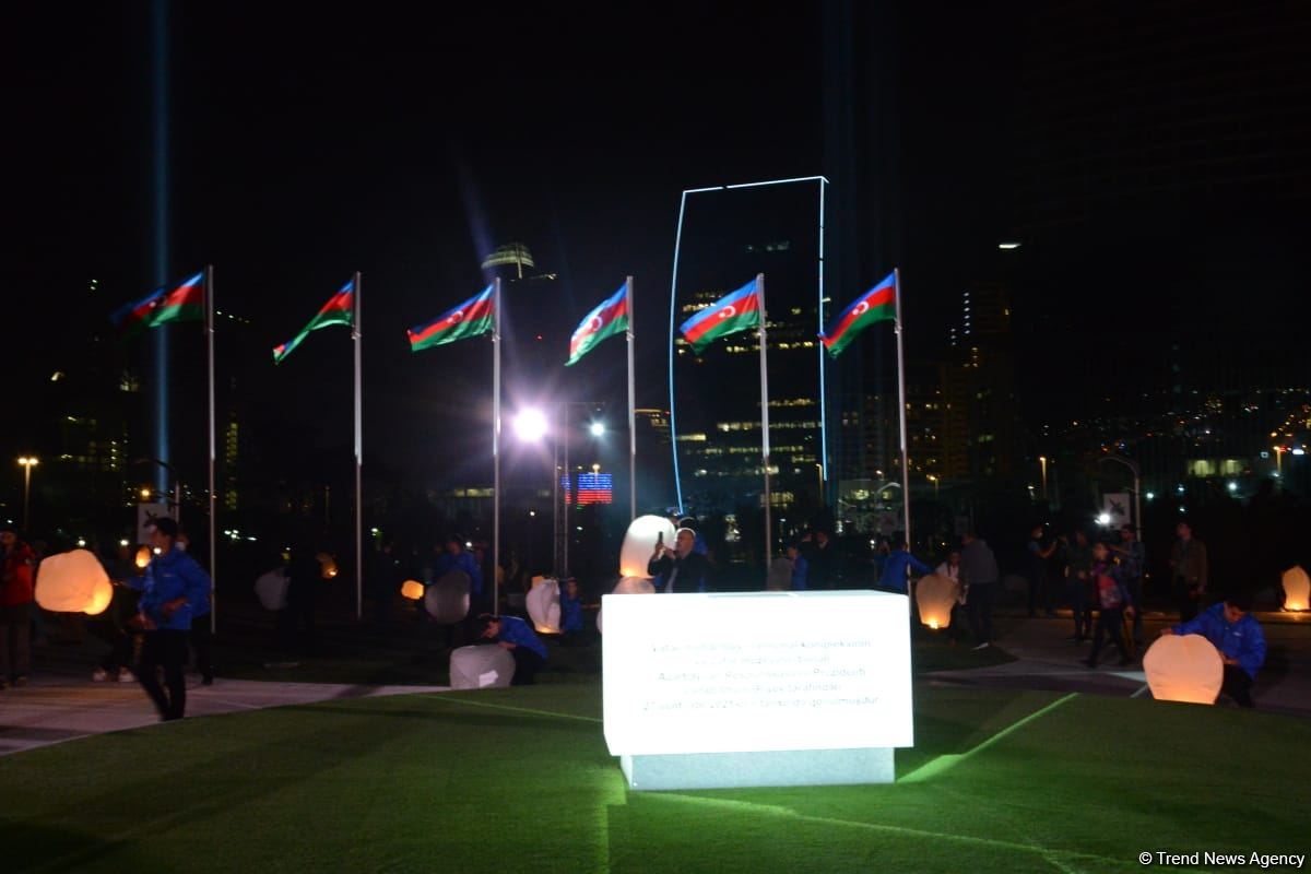 Vətən Müharibəsi Memorial Kompleksi ərazisində səmaya işıq fənərləri buraxılıb, Zəfər tağı simvolizə edilib (FOTO)